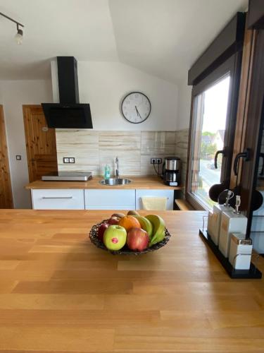a bowl of fruit on a table in a kitchen at Unter dem Dach mit Parkplatz in Bremen