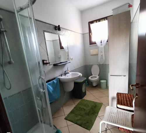 ドームス・デ・マリーアにあるFIORE LEO&TEOのバスルーム(洗面台、トイレ、シャワー付)