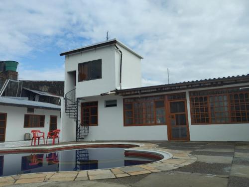 uma casa com uma piscina em frente em LETICIAS GUEST HOUSE em Leticia