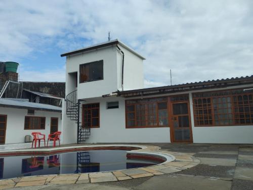 una casa con piscina frente a ella en LETICIAS GUEST HOUSE, en Leticia