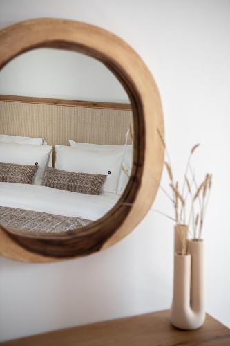 Ένα ή περισσότερα κρεβάτια σε δωμάτιο στο Athina Milos Suites