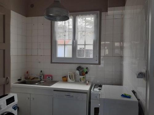Kuchyňa alebo kuchynka v ubytovaní Villa de plain pied à 300m de la plage, terrain clos, garage, 2 chambres, tout confort. - FR-1-324-552