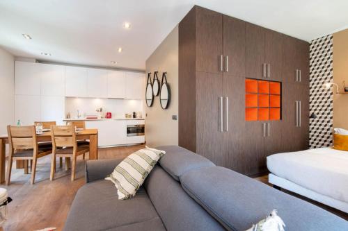 - un salon avec un canapé et une chambre dans l'établissement ANNAPURNA Annecy Rent Lodge, à Annecy