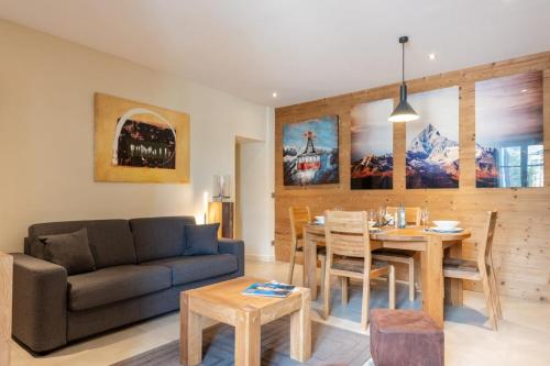 un salon avec un canapé et une table dans l'établissement APPENNINS Annecy Rent Lodge, à Annecy