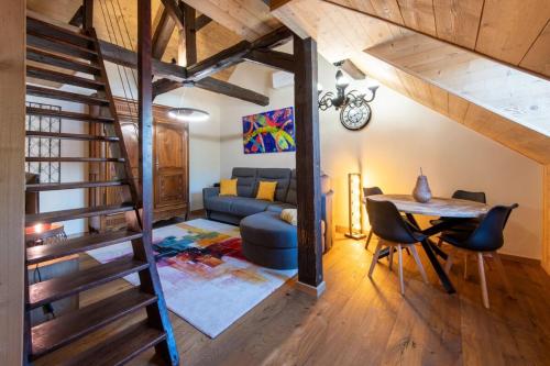 Ce loft comprend un canapé bleu et une table. dans l'établissement JURA Annecy Rent Lodge, à Annecy