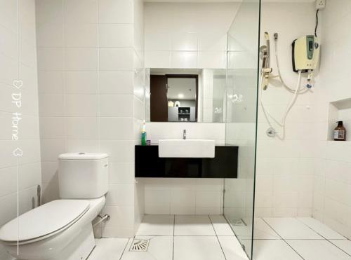 bagno bianco con servizi igienici e lavandino di 4 pax cozy homestay Trefoil Setia City Mall SCCC 12-16 a Shah Alam
