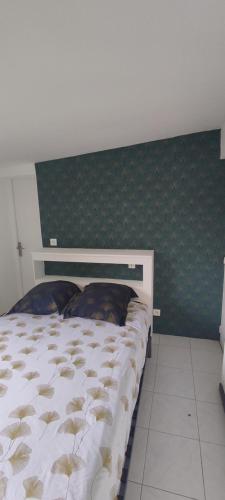 a bedroom with a bed with two dogs laying on it at Chambre avec salle de bain privative dans maison créole in Saint-Louis