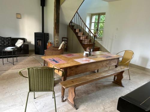 ein Wohnzimmer mit einem Holztisch und Stühlen in der Unterkunft MANOIR DE CLERMONT in Saint-Malo