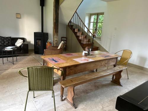 un salon avec une table et des chaises en bois dans l'établissement MANOIR DE CLERMONT, à Saint-Malo