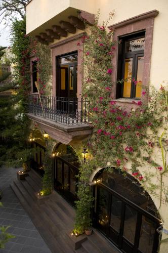 a building with a balcony with flowers on it at Casalinda San Miguel in San Miguel de Allende