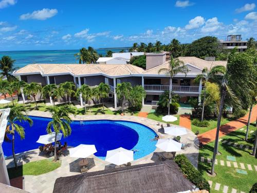 widok z lotu ptaka na ośrodek wczasowy z basenem w obiekcie Hotel Coral Beach w mieście Tamandaré