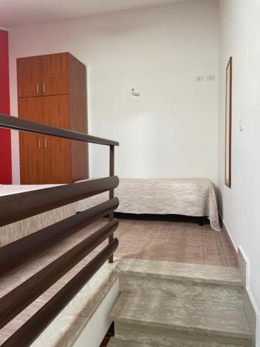 een kamer met een bed en een trap erin bij La Lestra in San Felice Circeo