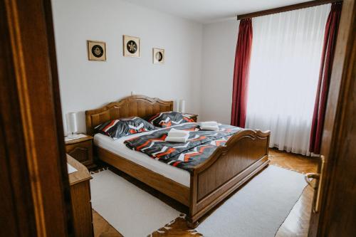Kuća za odmor Ruža, Vinkovci في فينكوفسي: غرفة نوم بسرير ونافذة