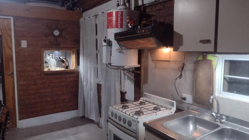 特雷利烏的住宿－Monoambiente interno en Trelew，小厨房配有炉灶和水槽