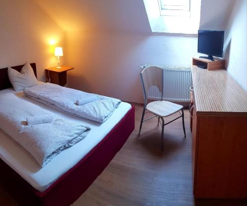 - une chambre avec un lit, une chaise et un bureau dans l'établissement Vila Maya, à Băile Tuşnad