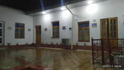 une chambre avec un bouquet de portes dans un bâtiment dans l'établissement Orzu Guest House, à Boukhara