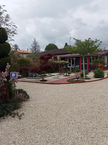 a circular driveway with a building in the background at Une pause quelque part recharge pour voiture électrique inclu in Saint-Médard-de-Guizières