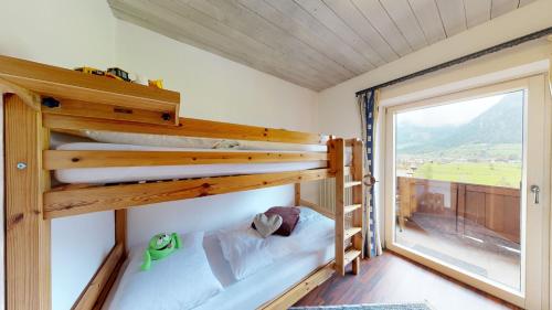 ローファーにあるDas Panoramablickの窓のある部屋に二段ベッドが2つある