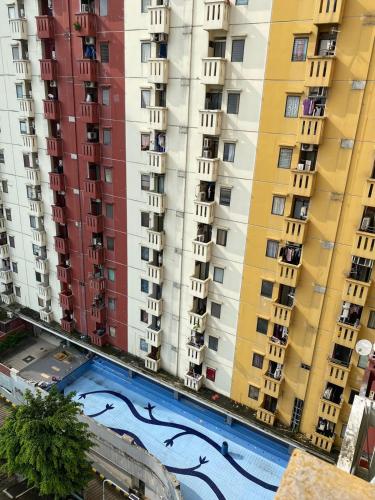 an apartment building with a swimming pool in front of it at Apartemen Casablanca 2Br in Jakarta