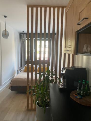 Giường trong phòng chung tại LIKE A BOSS Executive Apartment Gdynia City Center Bank Polski 1929