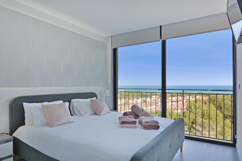 um quarto com uma cama e vista para o oceano em Sukha Apartments by NRAS em Gran Alacant