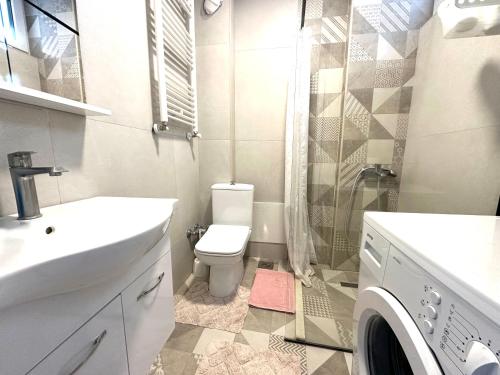 Un baño con inodoro, lavabo y ducha. en YellowHouse, en Pristina