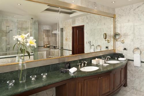 Un baño con dos lavabos y un espejo grande. en Hotel Melia Lima, en Lima