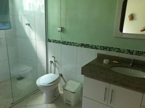 a bathroom with a toilet and a sink at Fazenda Dona Netinha Corumbá IV MDPF in Luziânia