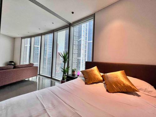 Кровать или кровати в номере Versace Suite Balcony 1GB WIFI Netflix HDTV