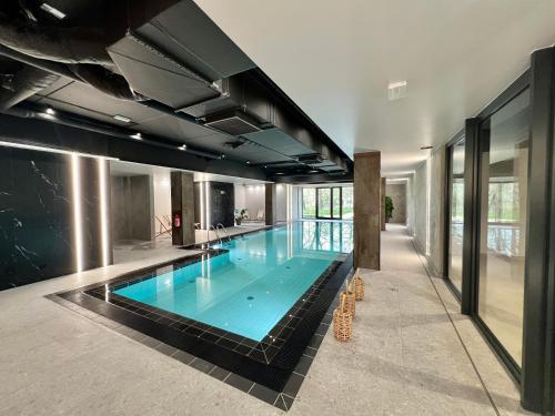 Hồ bơi trong/gần Apartamenty Wyspa Solna by Vacation Rental - basen, sauna, jacuzzi, siłownia w cenie