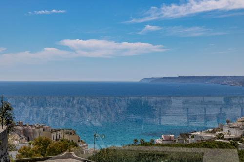 Blick auf das Meer und eine Stadt in der Unterkunft Ville Palà Luxury - Castro by HDSalento in Castro di Lecce