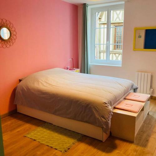 Posteľ alebo postele v izbe v ubytovaní Barbapappart - Un studio coloré dans le centre de Rouen
