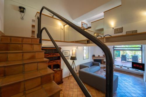 ein Wohnzimmer mit Treppe und blauem Sofa in der Unterkunft Claudia's home 2 in Alghero