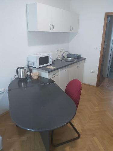 Kuchyň nebo kuchyňský kout v ubytování Apartmani Sladojević