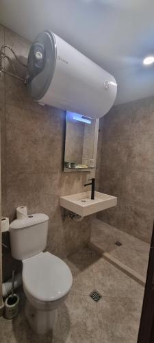 プレヴェンにあるДунав Билдингс 2のバスルーム(トイレ、大型望遠鏡付)