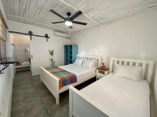 Cama o camas de una habitación en JAKES ON THE BEACH