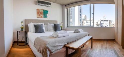1 dormitorio con cama grande y ventana grande en Disfrutá este Espectacular Depto de Alta Categoría - 801 - en Buenos Aires