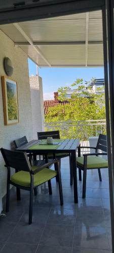 una mesa y sillas en un patio con vistas en Modern apartment in the heart of Njivice, en Njivice
