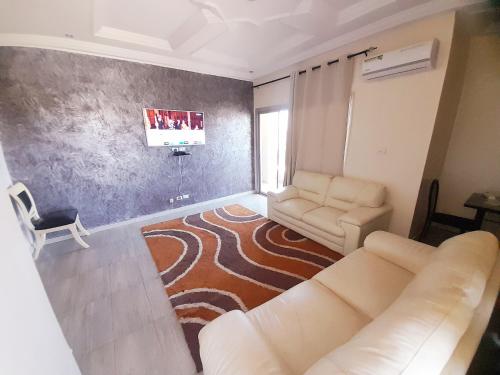 a living room with a couch and a basketball hoop on the wall at Appartement deux chambres salon à Saint-Louis in Saint-Louis