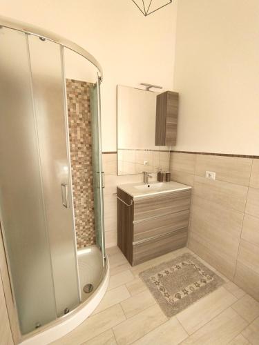 un bagno con doccia e lavandino di Da Miky Casa Vacanze Teulada Sud Sardegna a Teulada
