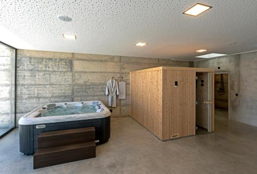 Monte Vale - Organic Farm في Entradas: حمام مع حوض استحمام في الغرفة