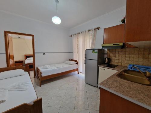 una cucina con lavandino e piano di lavoro di Apartments Mario a Ksamil