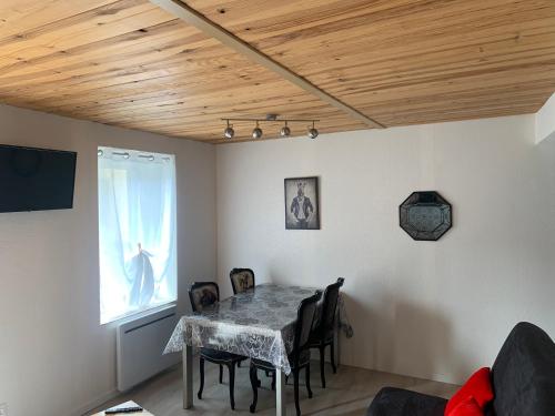 ein Esszimmer mit einem Tisch und Stühlen in der Unterkunft Appartement cœur de maurienne 2 in Saint-Étienne-de-Cuines