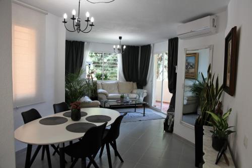 Ruang duduk di Art-Apart Caronte in Riviera del Sol, Mijas Costa