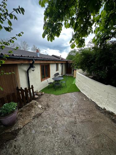 a house with a picnic table in the yard at LE WÜRM in Monnet-la-Ville