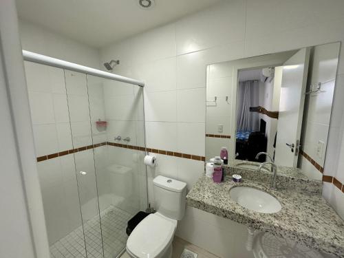 a bathroom with a toilet and a sink and a shower at Apartamento á 300 metros da praia de Itaparica e efrente o shoping bullevard in Vila Velha