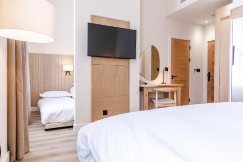 1 dormitorio con 1 cama y TV de pantalla plana en School Lane Hotel in Liverpool ONE, en Liverpool