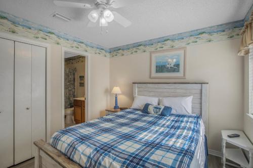 een slaapkamer met een bed en een plafondventilator bij Las Palmas 221 by Vacation Homes Collection in Gulf Shores