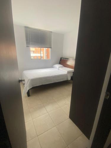 מיטה או מיטות בחדר ב-APARTAMENTO CIUDAD DEL RIO