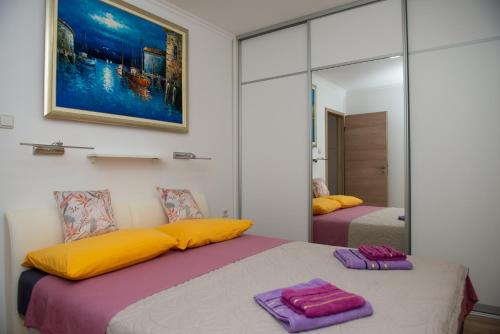 - une chambre avec 2 lits et un miroir dans l'établissement Apartment Fortuna - peacfull terrace, à Klis